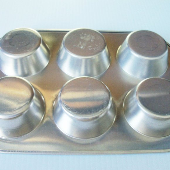 Vintage aluminum muffin pan, USA (#EV1326) - Picture 3 of 4